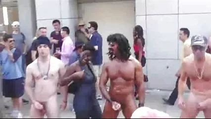 عجیب و غریب لباس میں خواتین ایک آدمی کو چودتی سوپر خارجی جدید ہیں۔
