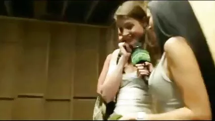 ایک چوزہ بڑی فیلمسوپرخارجیجدید گدی میں ڈک محسوس کرنا پسند کرتا ہے۔