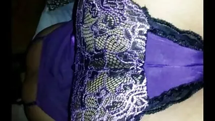 وہ اپنا جامنی رنگ کا لباس اتارتی ہے اور orgasm کے لیے اپنی سکس با حیوانات جدید بلی میں مشت زنی کرتی ہے۔