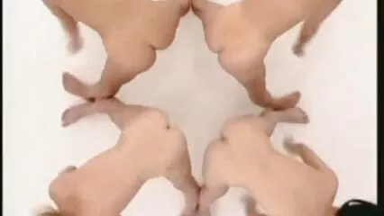 ایک عضلاتی آدمی نے جذباتی طور پر باتھ روم میں ایک بوسی برونیٹ ہے۔ فیلم سکسی جدید جدید