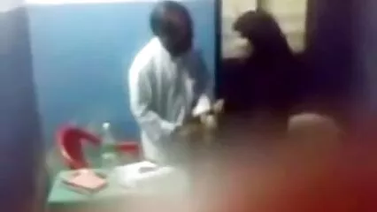 سیاہ فام آدمی، کلیپ سوپر جدید حد سے زیادہ پرجوش، ٹھنڈی سلٹ تھوکتا ہے۔