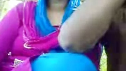 سفید قمیض سکس باحال جدید میں اپنے آپ کو ایک معزز آدمی کے حوالے کر دیا۔