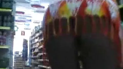 یہ بہت بڑا کالا مرغ فیلم های سکسی خارجی جدید اندھیرے میں خطرناک لگتا ہے۔
