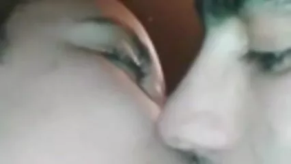 سرخ بالوں والی موٹی عورت گھر میں کیمرے سکس جدید داستانی کے لیے کپڑے اتارتی ہے۔