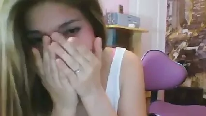 سب سے اوپر ایک سفید مال فیلم های سکسی جدید کے ساتھ حیرت انگیز لڑکی ایک مرغ پر سوار ہے.