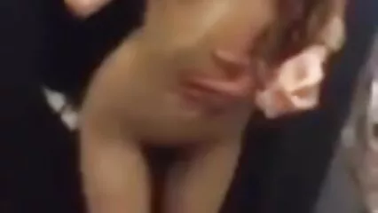 بدتمیز شوہر کے سامنے، بیوی نے اپنے انجمن کیر عاشق کو اپنی گدی کھولنے کی اجازت دی۔