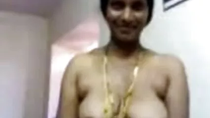 خوبصورت لڑکیاں کمرے میں بٹ پلگ کے ساتھ سکس جدید سال کھیل رہی ہیں۔
