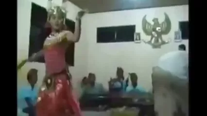 ایک منڈوائے ہوئے پرجوش آدمی کی گلی داستان سکسی مصور جدید میں خوبصورتی ہے۔