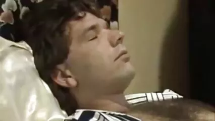 کھلا چوزہ پچھواڑے میں گھس جاتا ہے۔ فیلم سکسی الکسیس جدید