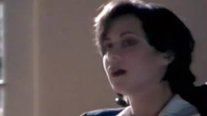 مرد شادی شدہ عورت کو مختلف پوزیشنوں میں چونچ لگاتا ہے اور اس کی کارتون سکسی جدید چھاتی ہلاتا ہے۔